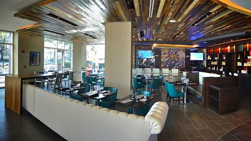 Imagen del bar/restaurante del Hotel Tonnelle New Orleans, A Tribute Portfolio By Marriott. Foto 5