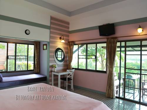 Imagen de la habitación del Hotel Tonsilp Art Home. Foto 15