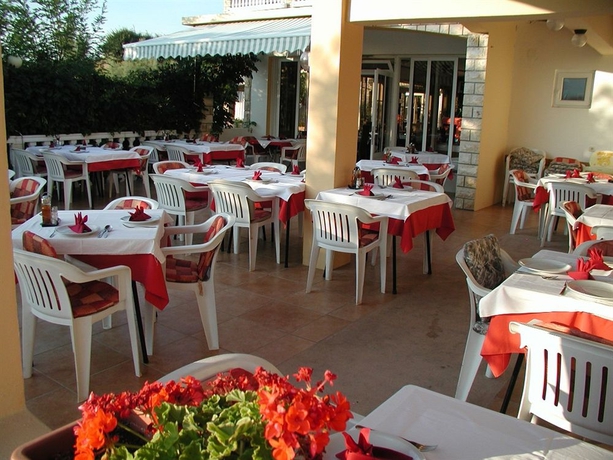 Imagen del bar/restaurante del Hotel Tony. Foto 5