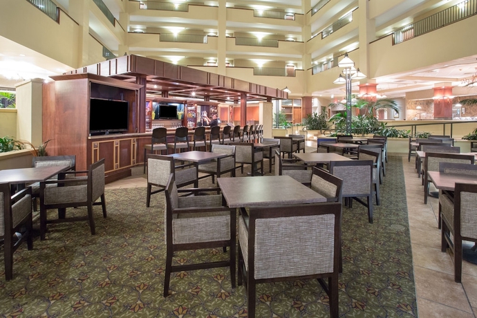 Imagen del bar/restaurante del Hotel Topeka At City Center. Foto 3