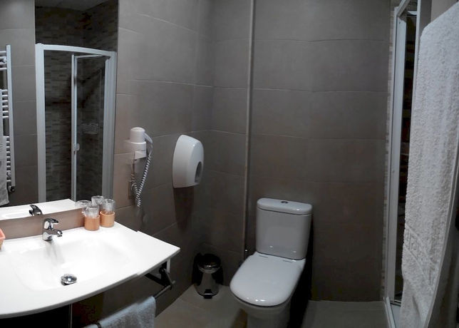 Imagen de la habitación del Hotel Toral. Foto 5