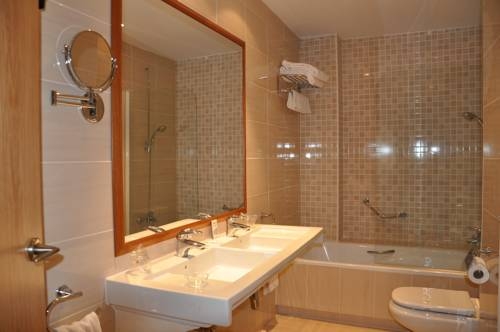 Imagen de la habitación del Hotel Torcal. Foto 7