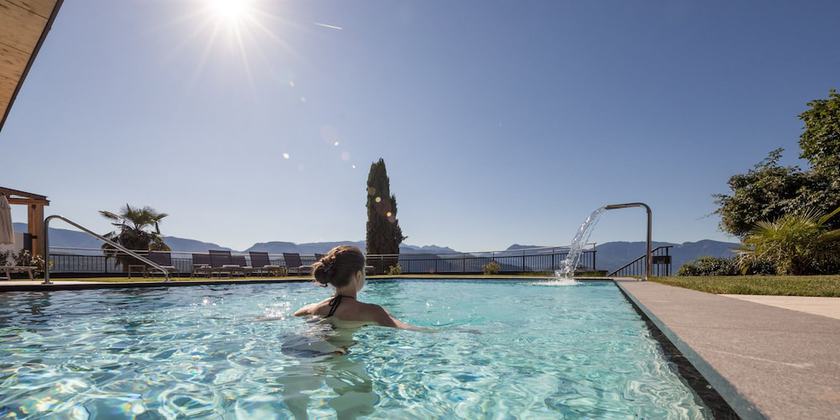 Imagen de la piscina del Hotel Torgglhof Kaltern. Foto 19