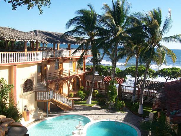 Imagen de la piscina del Hotel Torola and Beach Resort. Foto 13