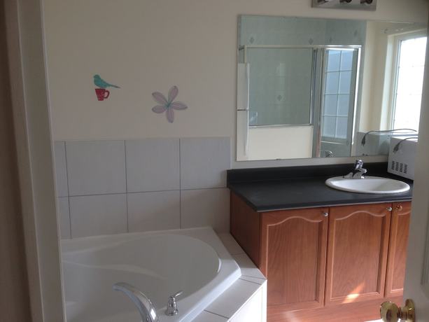 Imagen de la habitación del Hotel Toronto North Travellers Home. Foto 11