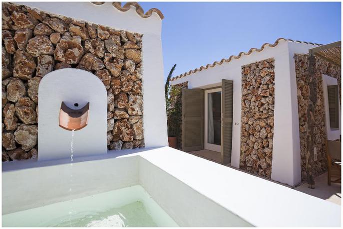 Imagen de los exteriores del Hotel Torralbenc. Foto 16