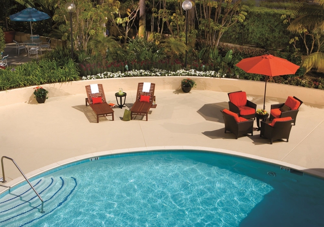 Imagen de la piscina del Hotel Torrance Marriott Redondo Beach. Foto 13