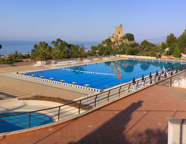 Imagen de la piscina del Hotel Torre Artale. Foto 14