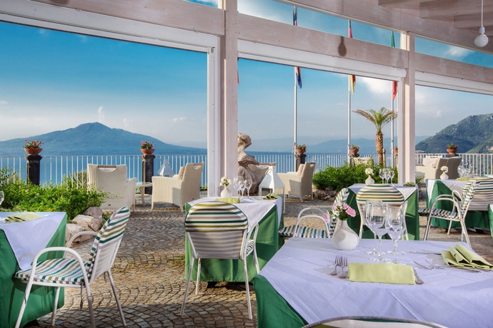 Imagen del bar/restaurante del Hotel Torre Barbara. Foto 2