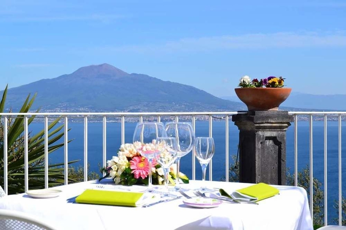 Imagen del bar/restaurante del Hotel Torre Barbara. Foto 6