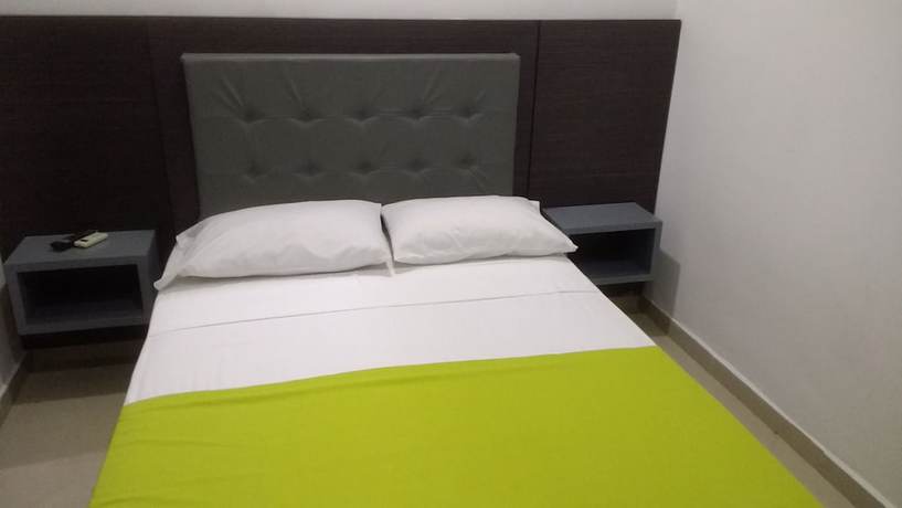 Imagen de la habitación del Hotel Torre Coral. Foto 7