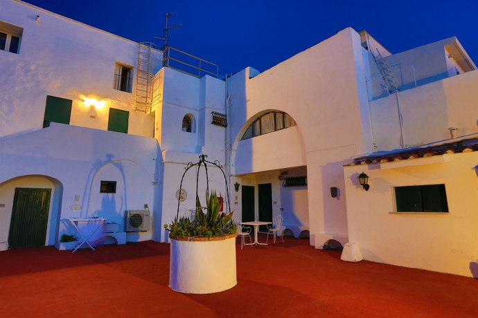 Imagen de los exteriores del Hotel Torre Dei Borboni. Foto 8