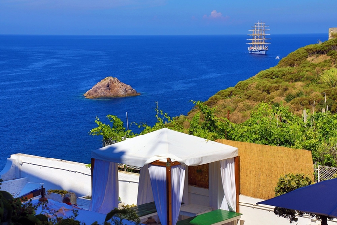 Imagen de los exteriores del Hotel Torre Dei Borboni. Foto 9