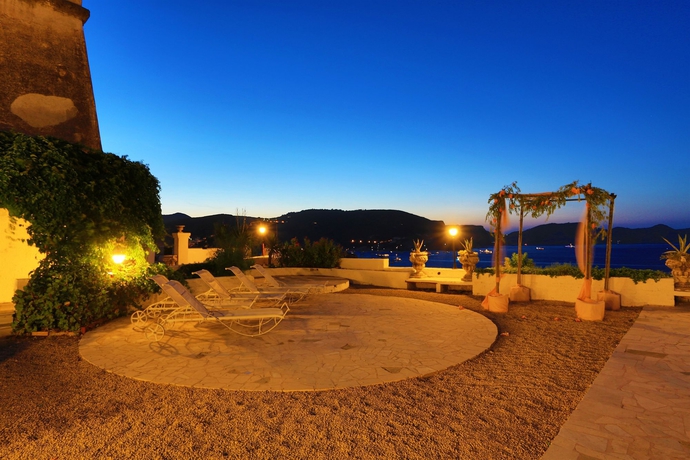 Imagen de los exteriores del Hotel Torre Dei Borboni. Foto 10