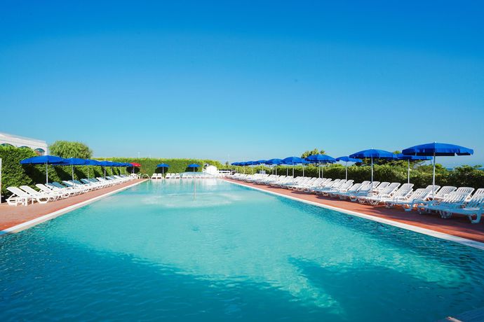 Imagen de la piscina del Hotel Torre Guaceto Greenblu Resort. Foto 14