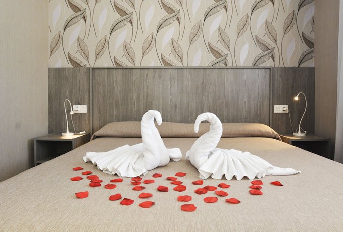 Imagen de la habitación del Hotel Torre Joven. Foto 15