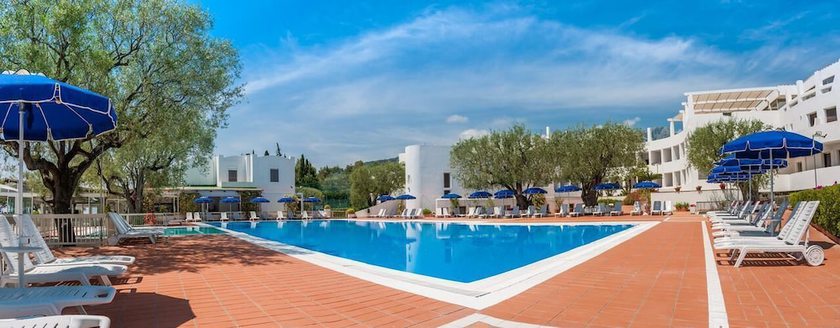 Imagen de la piscina del Hotel Torre Oliva. Foto 13