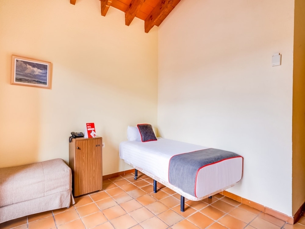 Imagen de la habitación del Hotel Torre San Joan. Foto 4