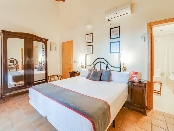 Imagen de la habitación del Hotel Torre San Joan. Foto 6