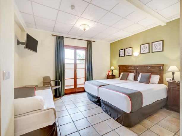 Imagen de la habitación del Hotel Torre San Joan. Foto 15