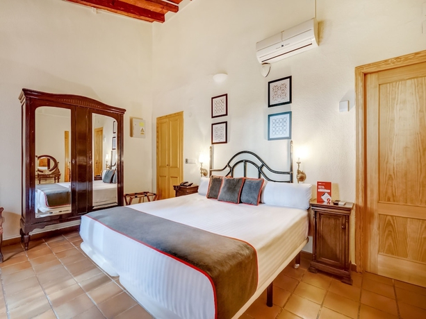 Imagen de la habitación del Hotel Torre San Joan. Foto 16