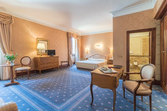 Imagen de la habitación del Hotel Torre Sant Angelo. Foto 7
