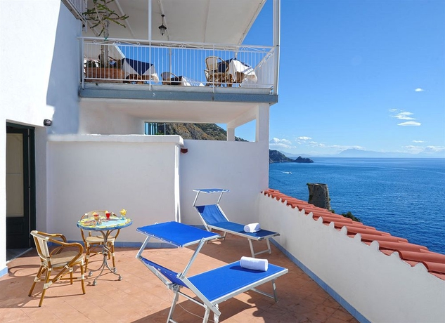 Imagen de los exteriores del Hotel Torre Saracena. Foto 7