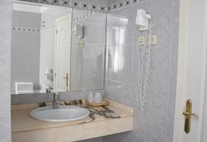 Imagen de la habitación del Hotel Torrebillela. Foto 13