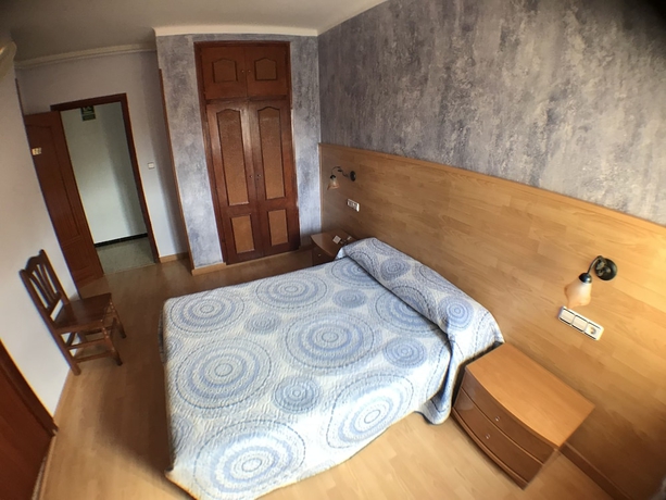 Imagen de la habitación del Hotel Torredembarra. Foto 5