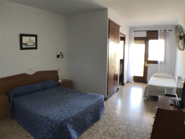 Imagen de la habitación del Hotel Torredembarra. Foto 7