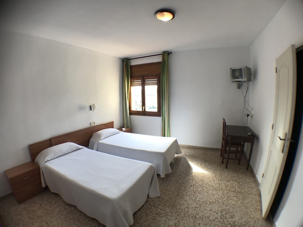 Imagen de la habitación del Hotel Torredembarra. Foto 8