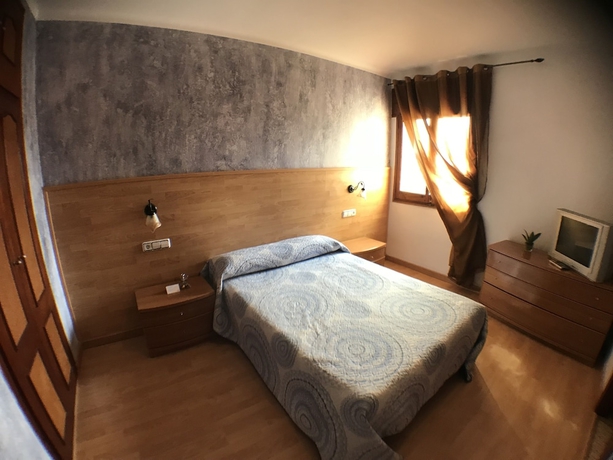 Imagen de la habitación del Hotel Torredembarra. Foto 11