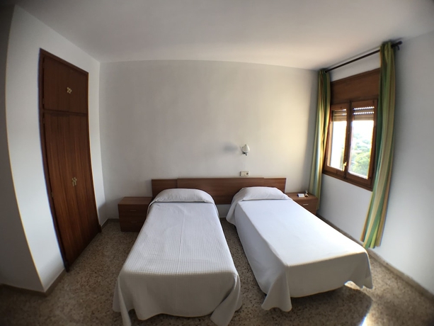 Imagen de la habitación del Hotel Torredembarra. Foto 12