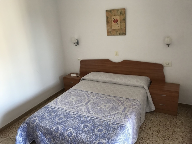 Imagen de la habitación del Hotel Torredembarra. Foto 15