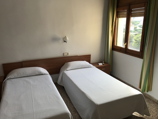 Imagen de la habitación del Hotel Torredembarra. Foto 16