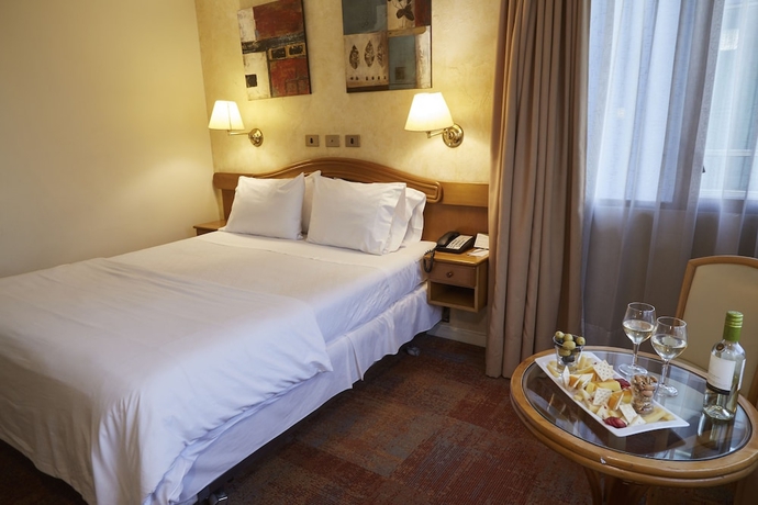 Imagen de la habitación del Hotel Torremayor Lyon. Foto 17