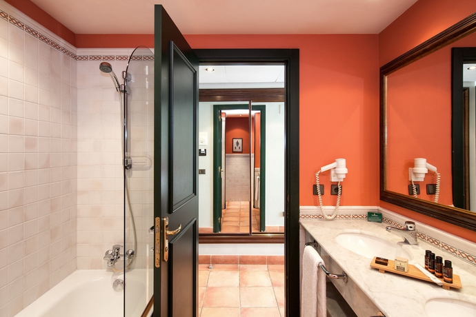 Imagen de la habitación del Hotel Torremirona Golf and Spa Resort. Foto 5