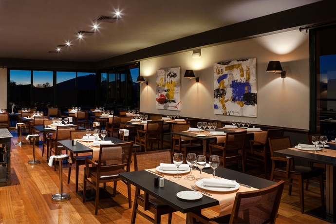 Imagen del bar/restaurante del Hotel Torremirona Golf and Spa Resort. Foto 3