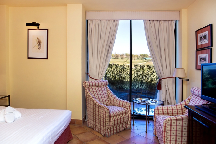 Imagen de la habitación del Hotel Torremirona Golf and Spa Resort. Foto 9