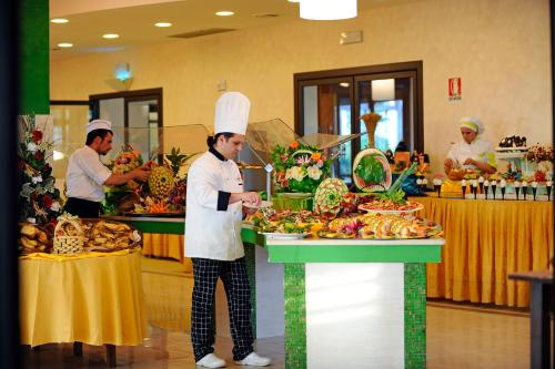 Imagen del bar/restaurante del Hotel Torreserena Resort. Foto 5