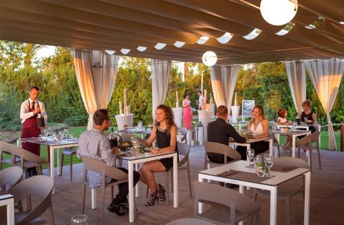 Imagen del bar/restaurante del Hotel Torreserena Resort. Foto 6