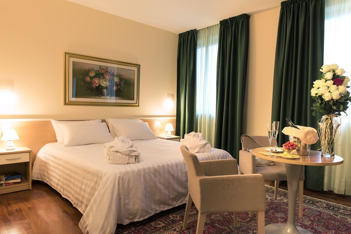 Imagen de la habitación del Hotel Torresi. Foto 10