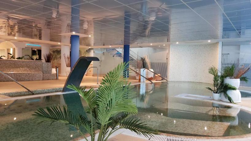 Imagen de la piscina del Hotel Torresport. Foto 22