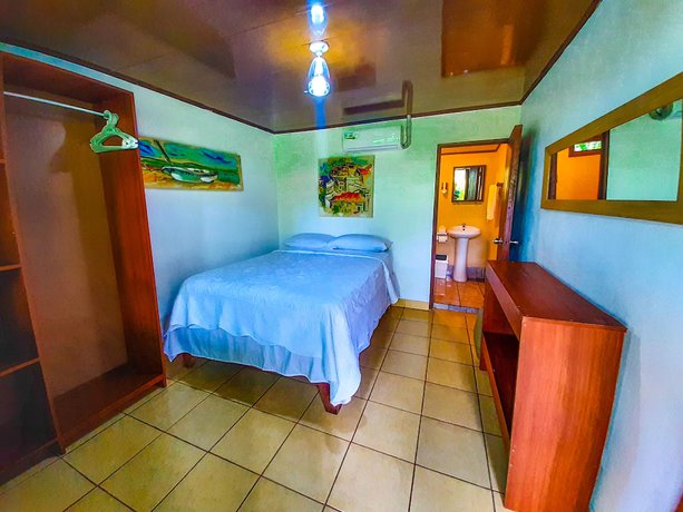 Imagen de la habitación del Hotel Tortuguero Beachfront. Foto 13