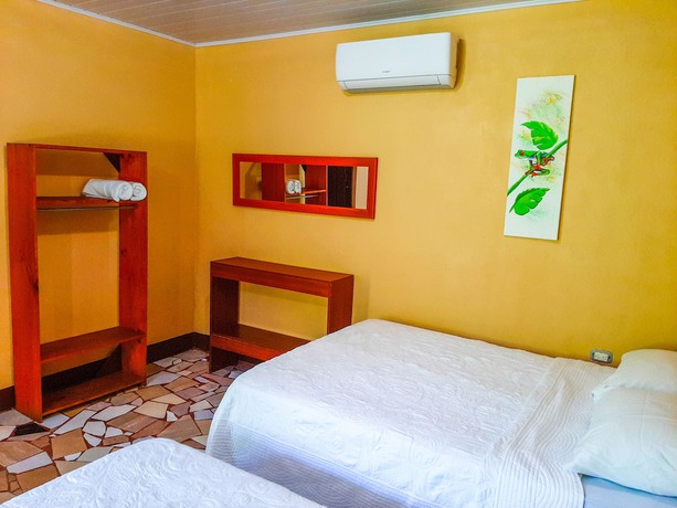 Imagen de la habitación del Hotel Tortuguero Beachfront. Foto 17