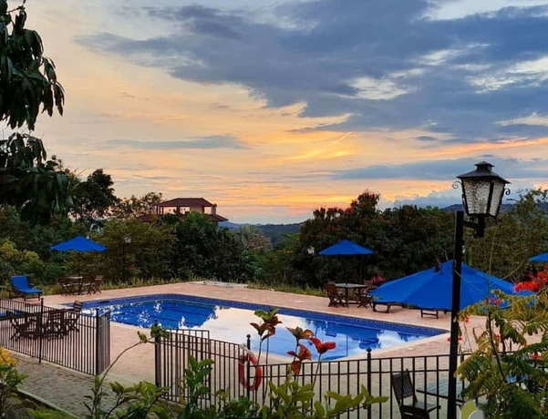 Imagen de la piscina del Hotel Toscana, La Mesa. Foto 16