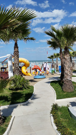 Imagen de los exteriores del Hotel Tosi. Foto 13