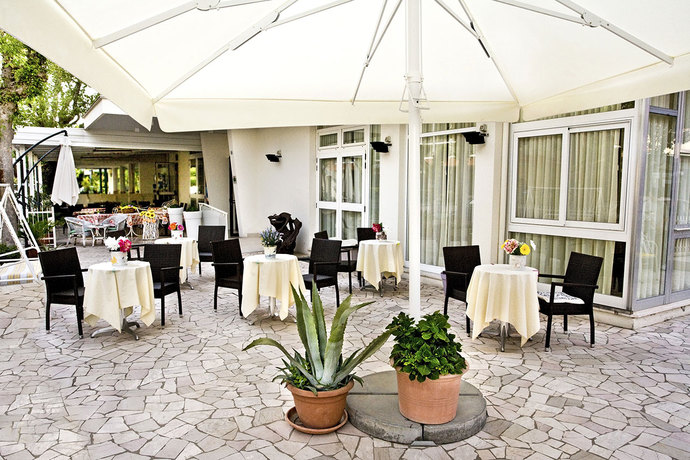 Imagen de los exteriores del Hotel Tosi. Foto 14