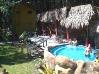 Imagen de la piscina del Hotel Totem hotel Beach Resort. Foto 11