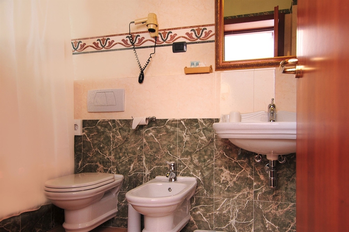 Imagen de la habitación del Hotel Touring, Bolonia. Foto 10